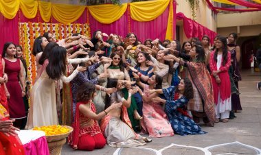 Sunidhi Chauhan wave with the song 'Masti Gad Gad'  from 'Pyaar Hai Toh Hai'