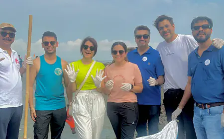 Actress Simple Kaul took part in a beach cleaning campaign in Bandra
