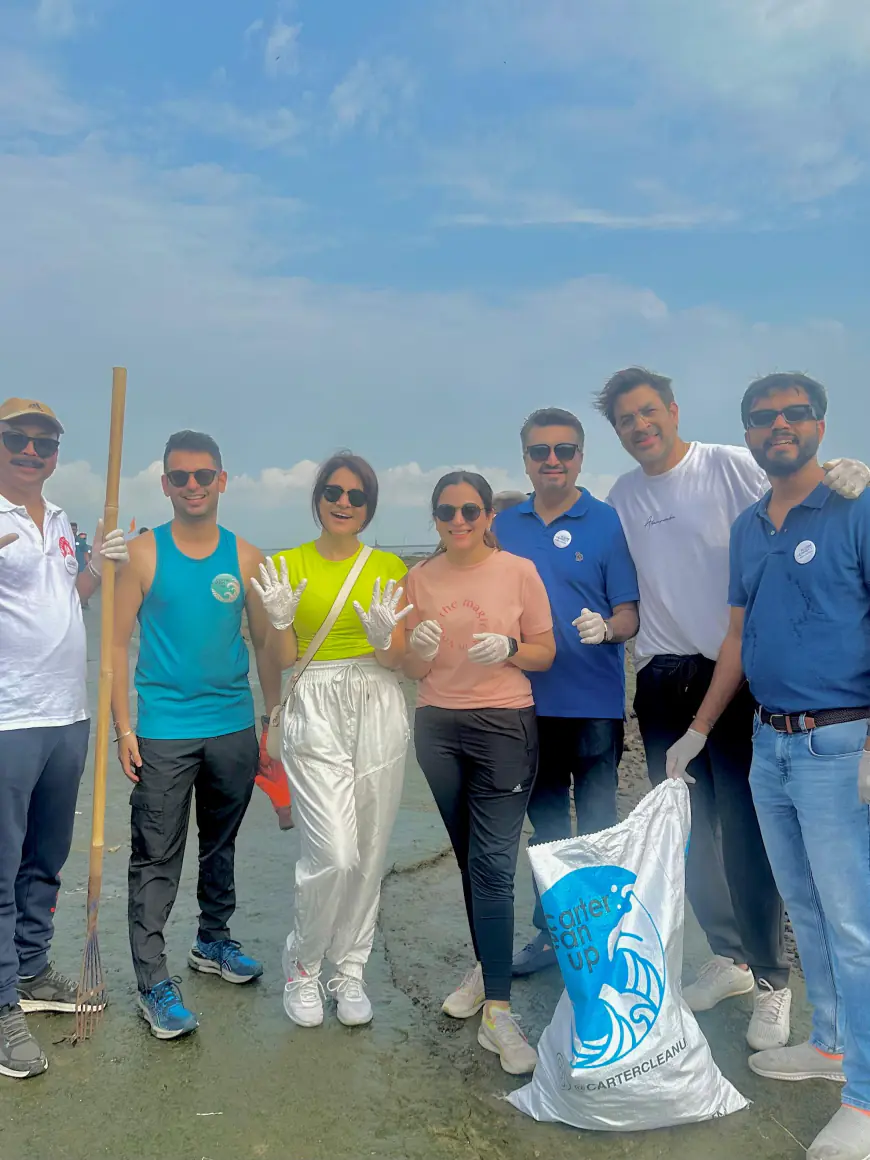 Actress Simple Kaul took part in a beach cleaning campaign in Bandra