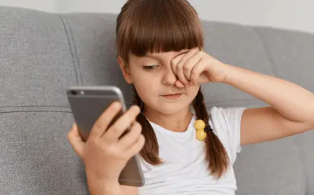 Children have dry eyes due to mobile screens