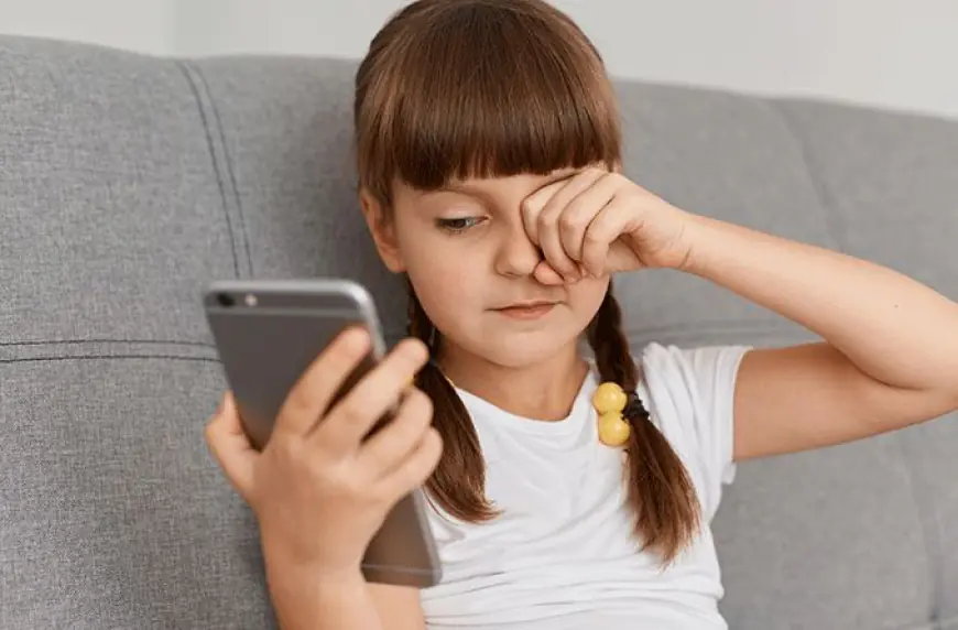 Children have dry eyes due to mobile screens